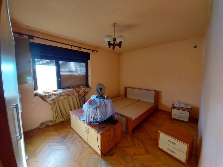 Spavaća soba u stanu na prvom katu kuće za najam u Novakima