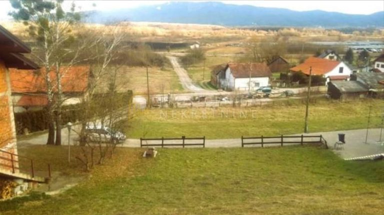 Pogled s građevinskog zemljišta u Pojatnom na okolinu i pristupnu cestu