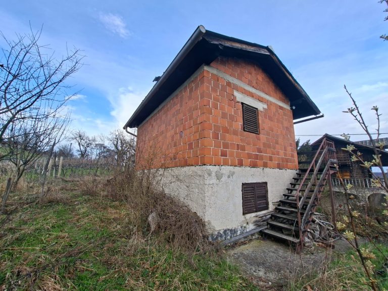 Bočni pogled na vikendicu s vanjskim stepenicama u Prekvršju