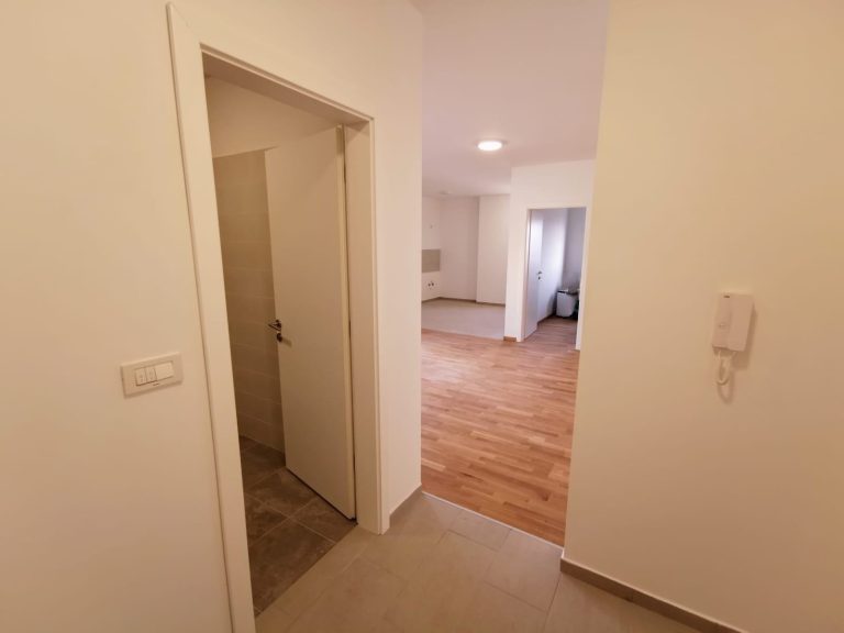 Ulazni prostor stana s pogledom prema dnevnom boravku