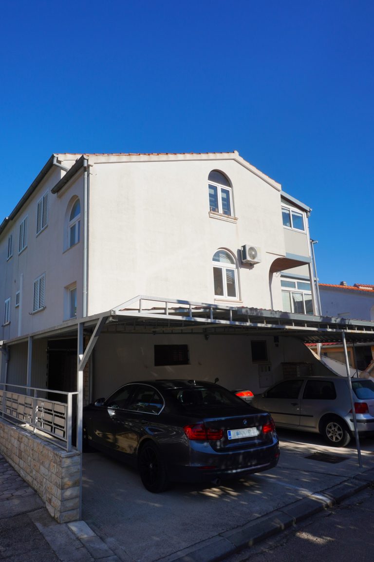 Vanjski izgled apartmanske kuće u Vodicama
