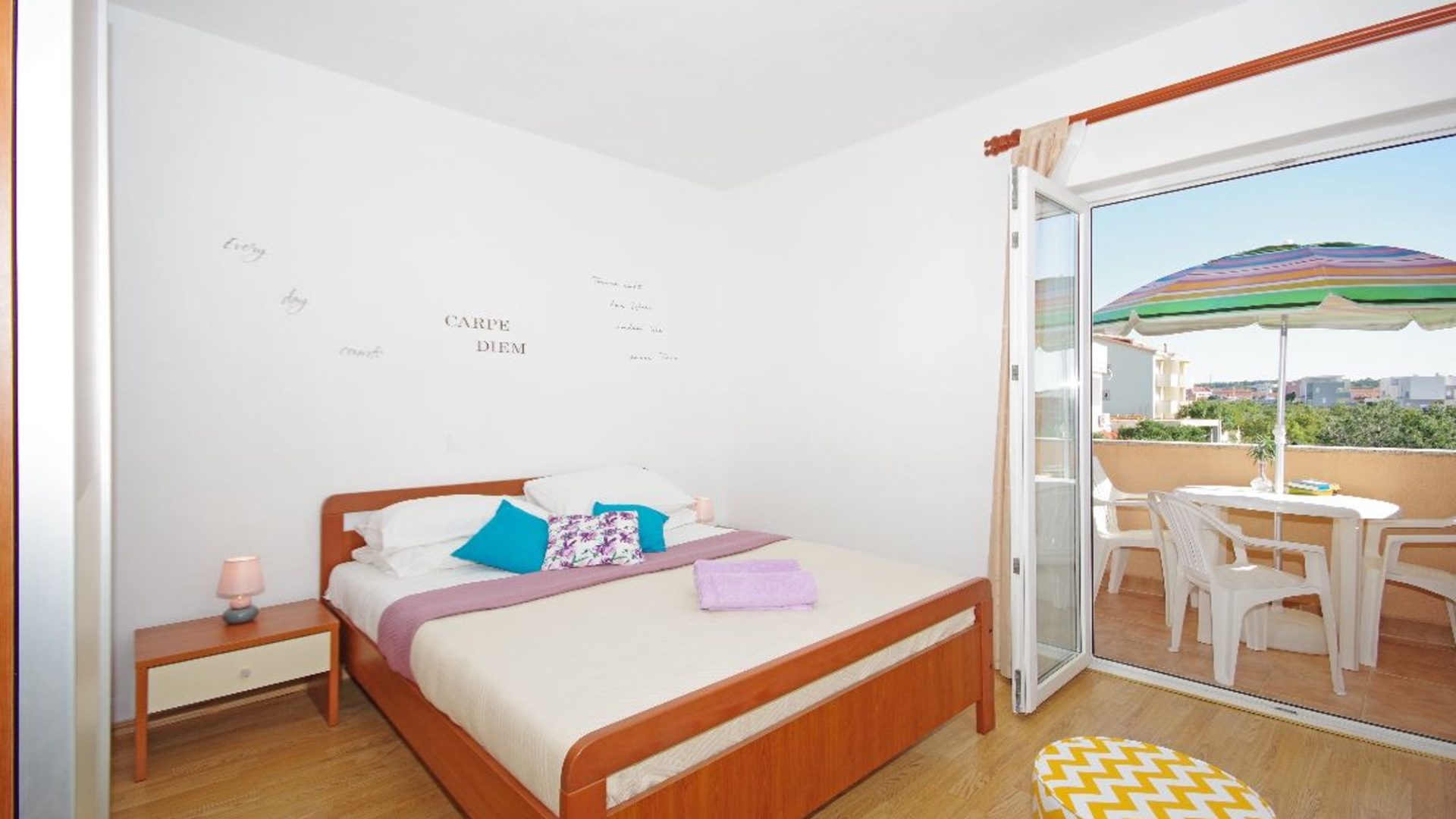 Spavaća soba apartmana s izlazom na balkon u Novalji