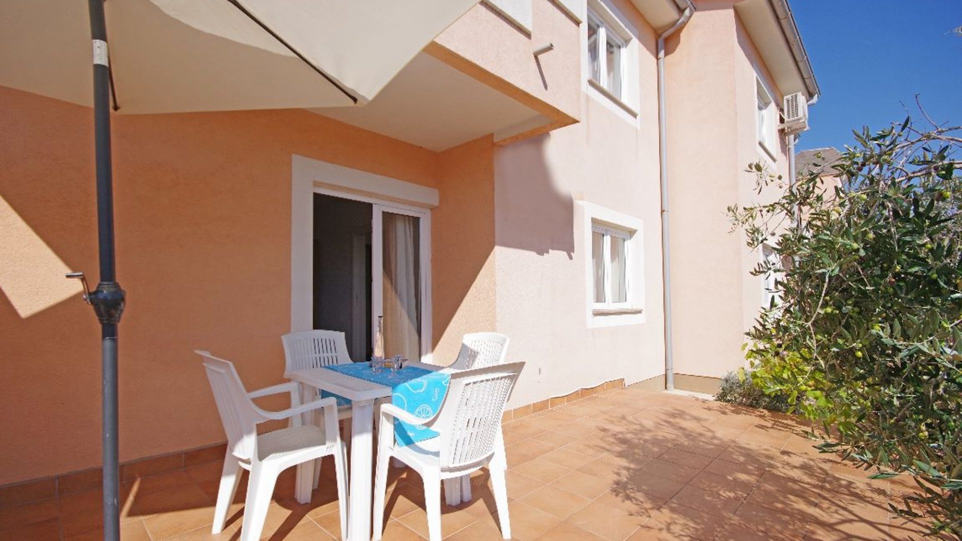 Terasa apartmana s vrtom i maslinama u Novalji