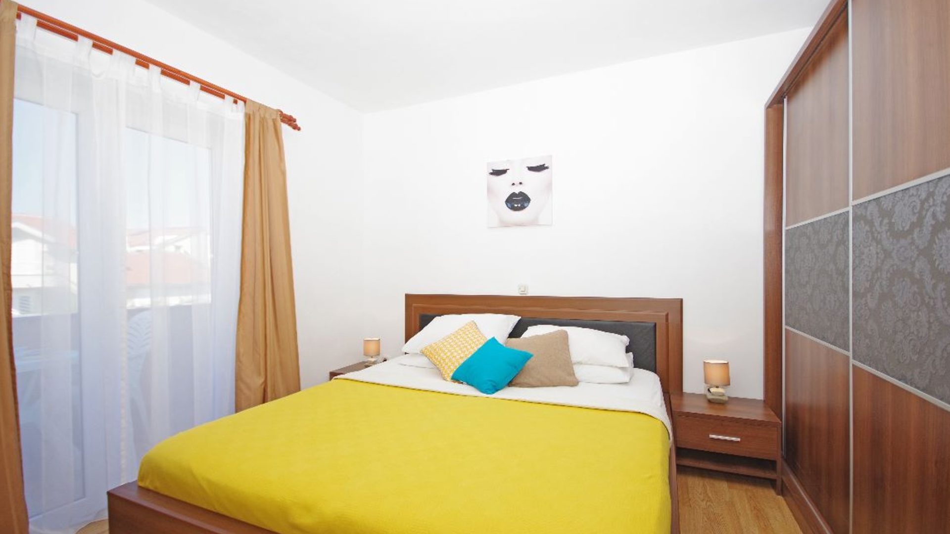 Moderna spavaća soba apartmana u Novalji s bračnim krevetom