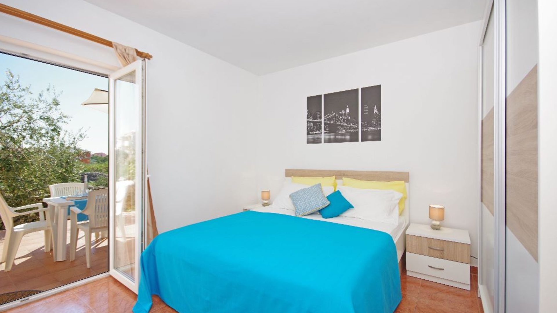 Spavaća soba apartmana s balkonom i bračnim krevetom