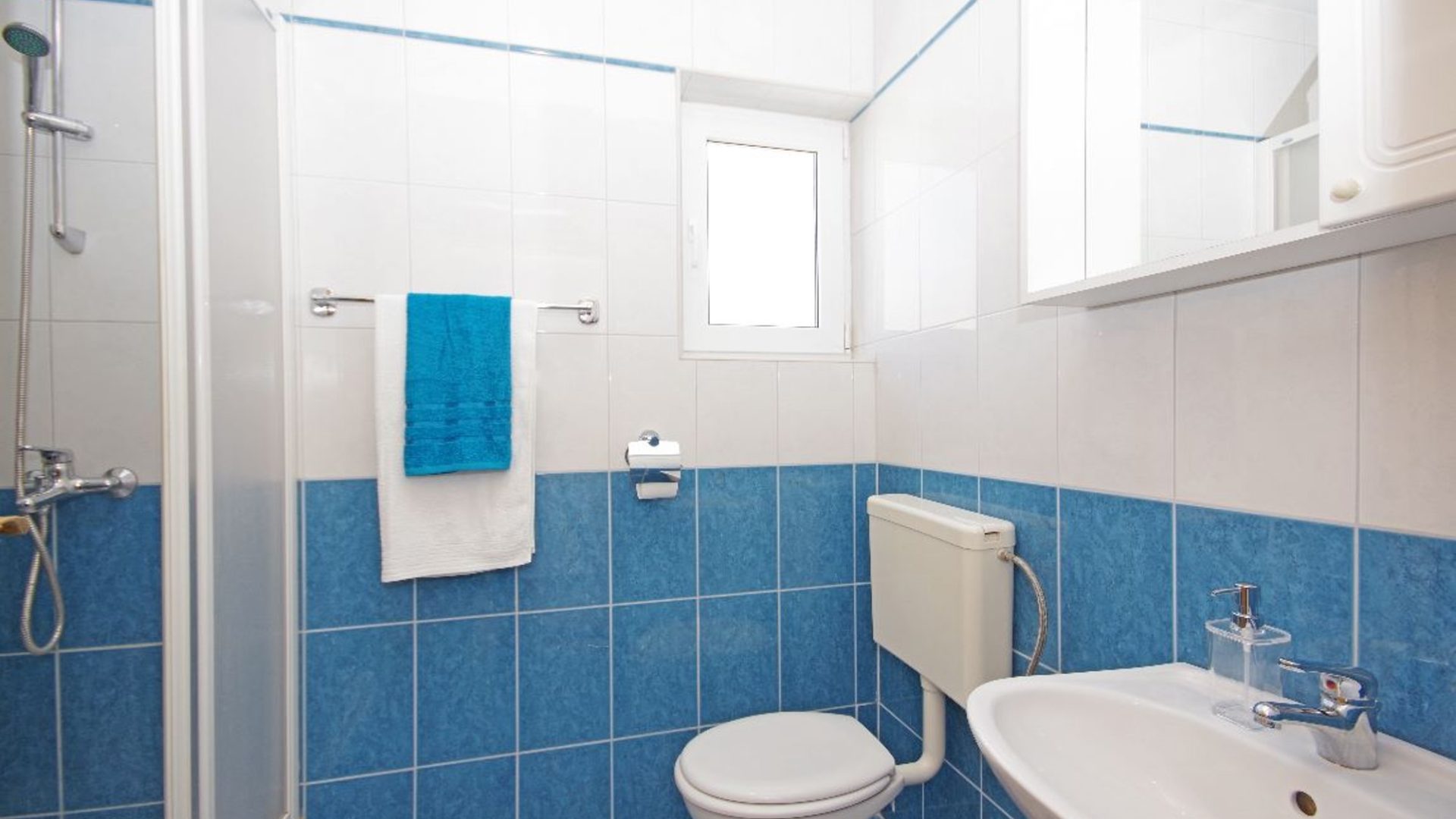 Kupaonica apartmana u Novalji s modernom tuš kabinom