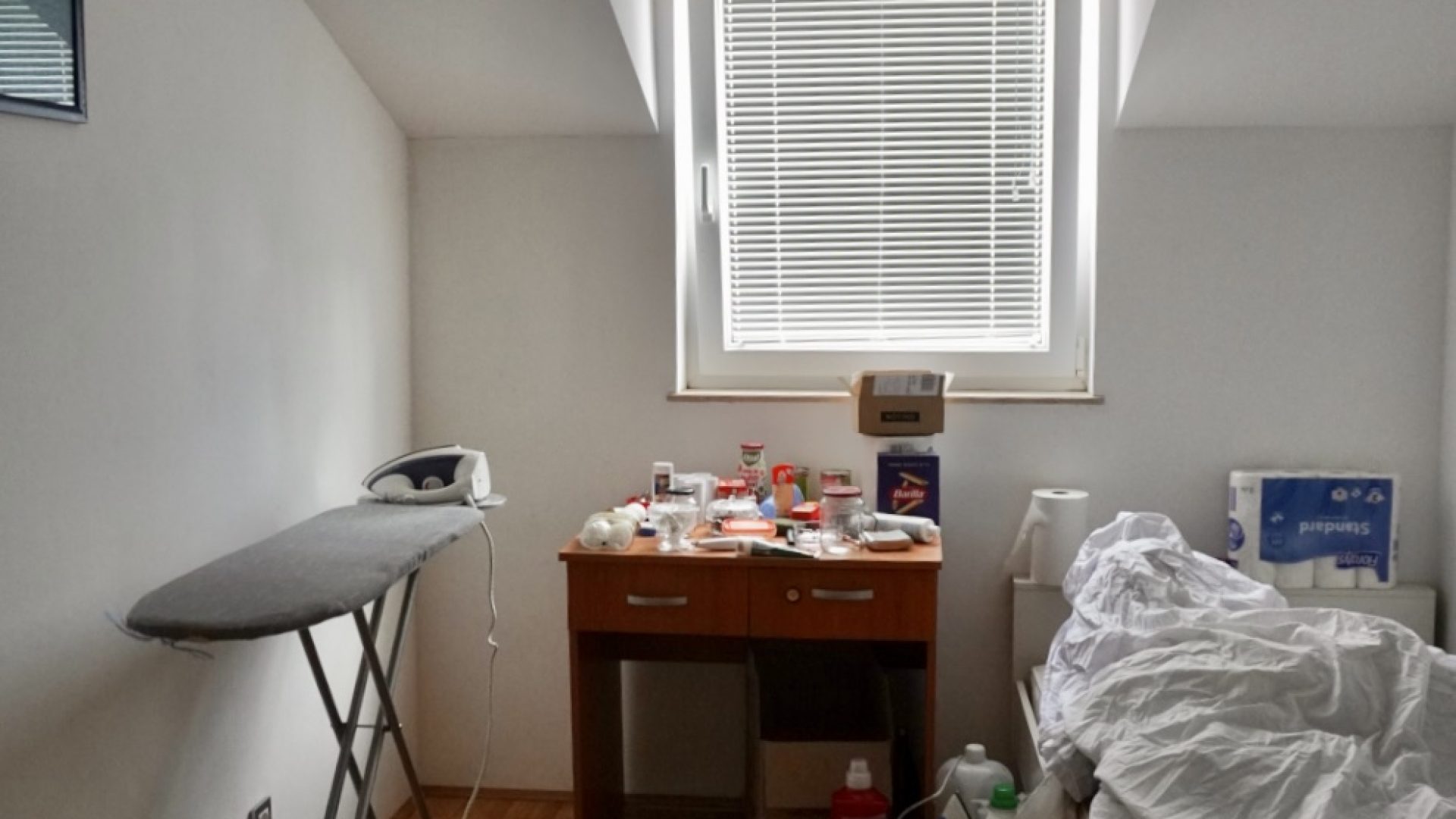 Manja spavaća soba u trosobnom stanu u Milni na Braču