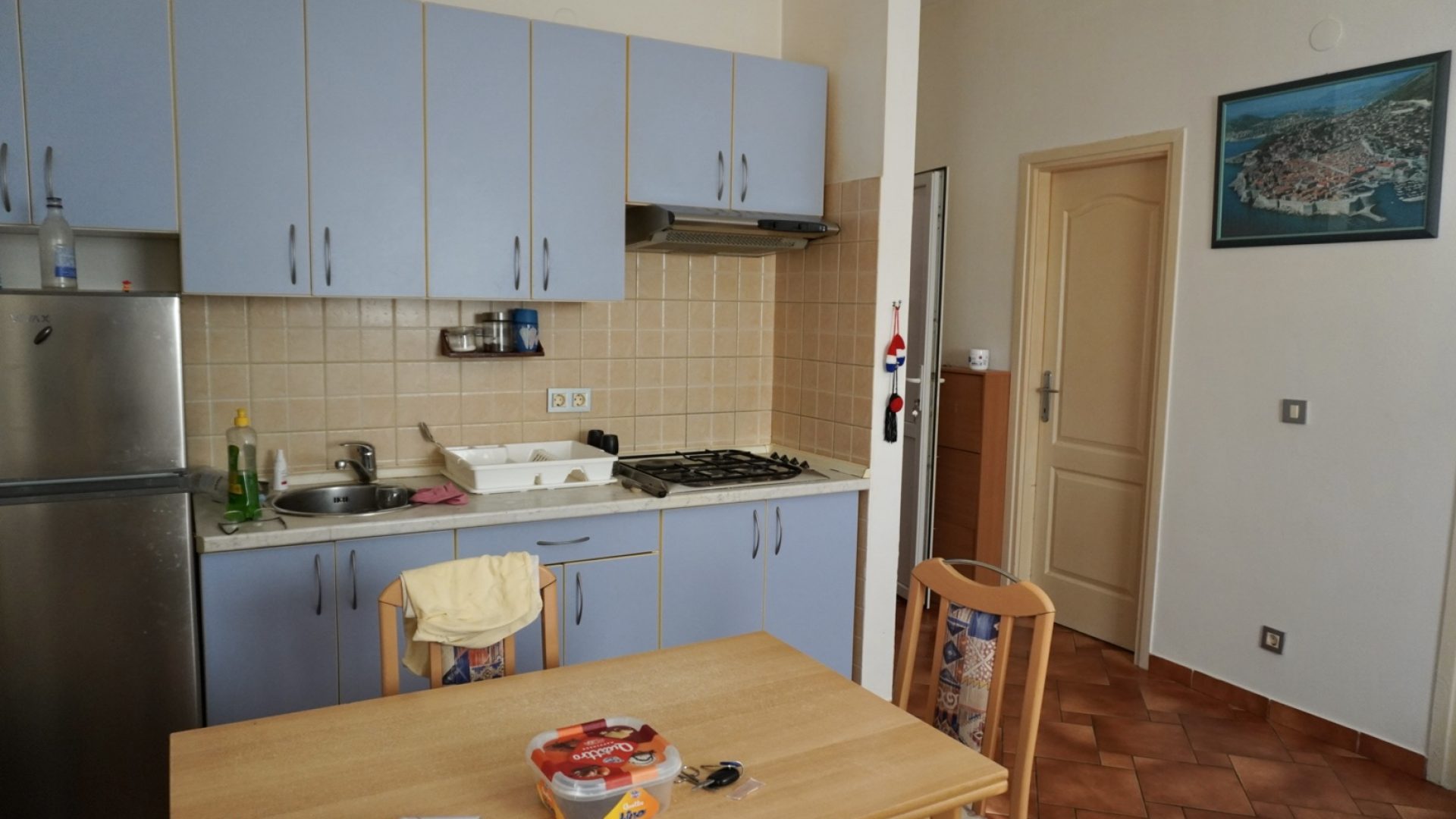 Kuhinja s blagovaonicom u potpuno namještenom stanu na Braču