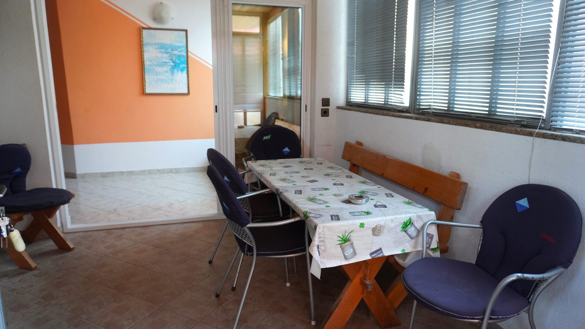 Natkrivena terasa za druženje u apartmanskoj kući Vodice