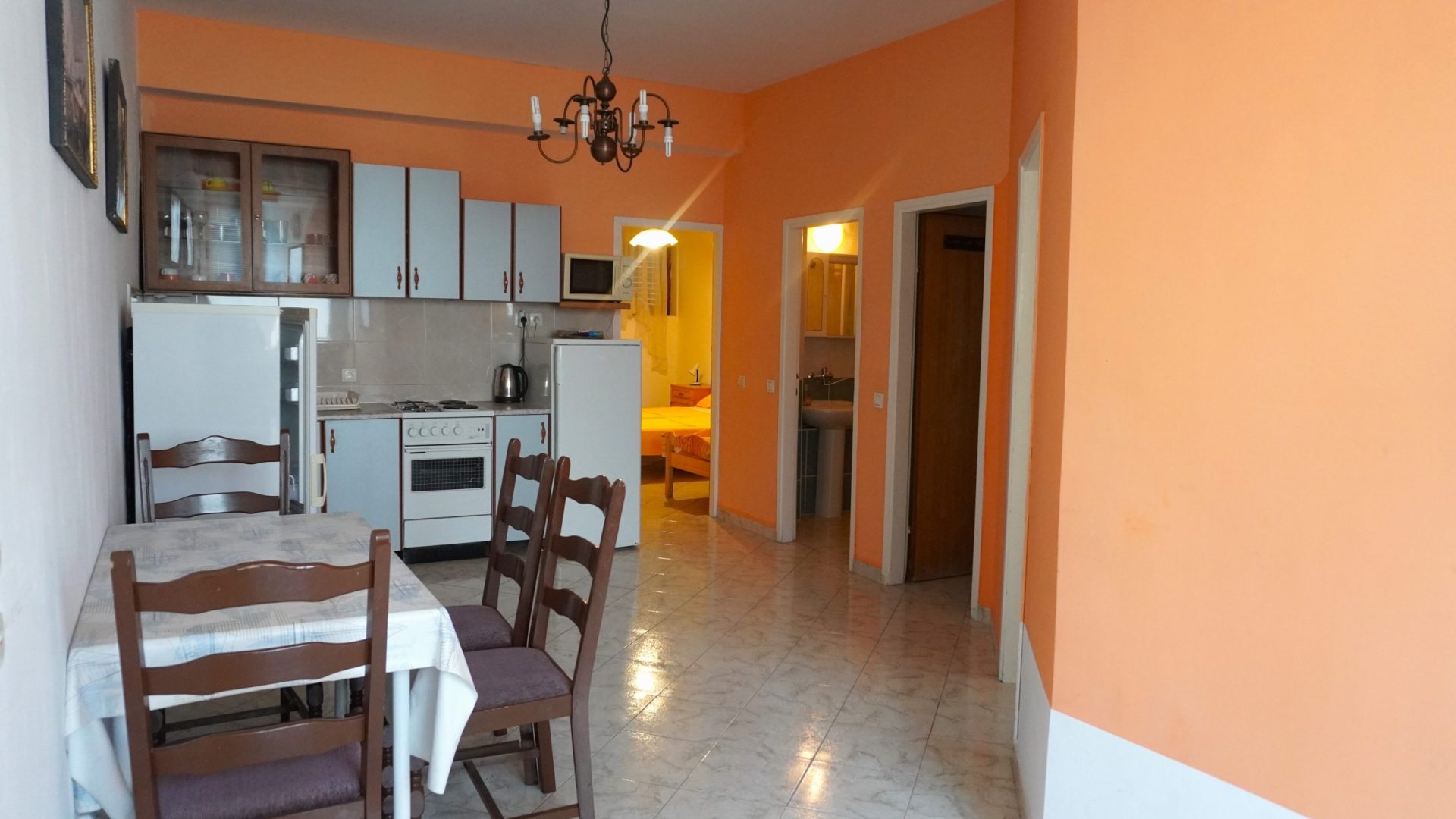 Dnevni boravak i kuhinja apartmana u Vodicama