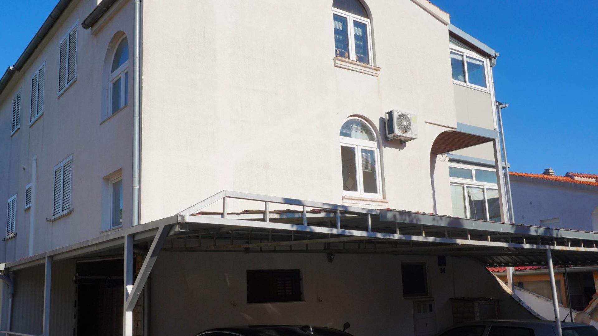 Vanjski izgled apartmanske kuće u Vodicama