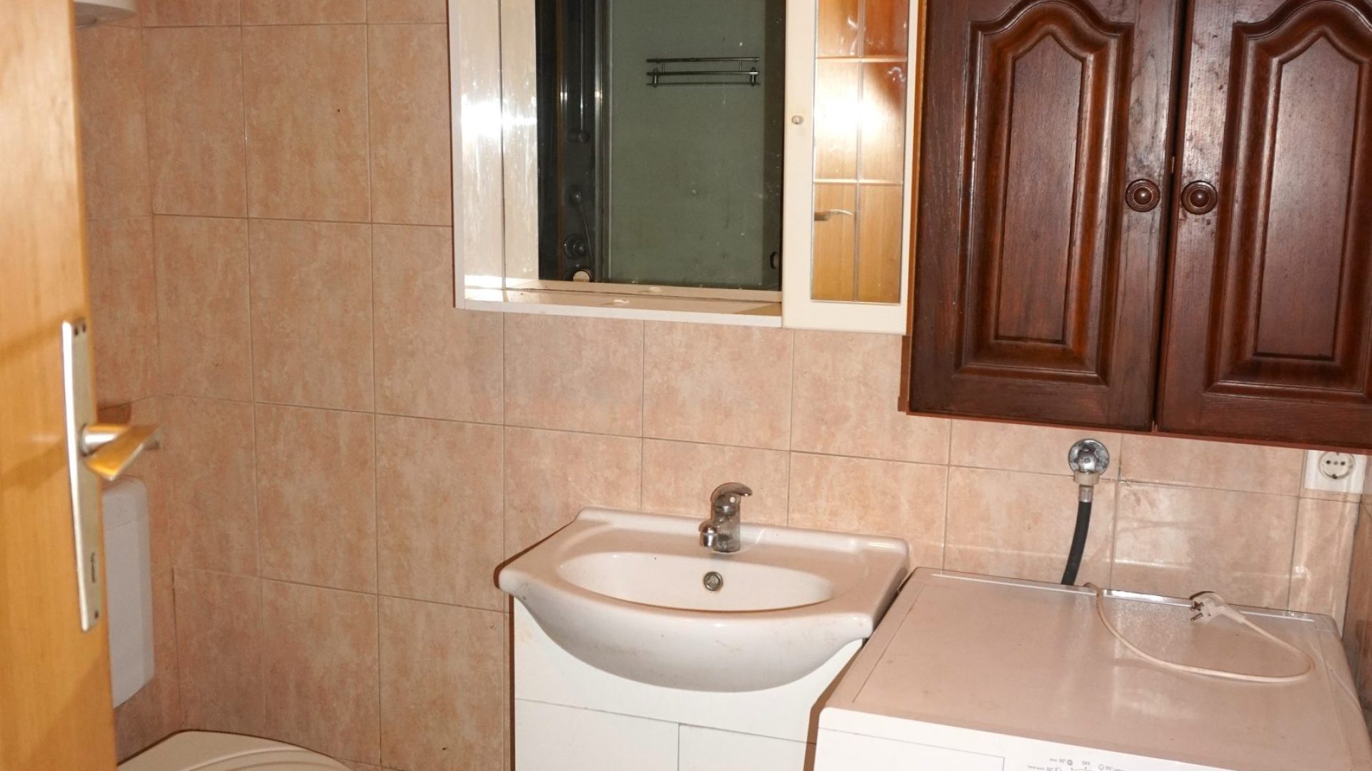 Kupaonica s perilicom rublja u kući Vodice