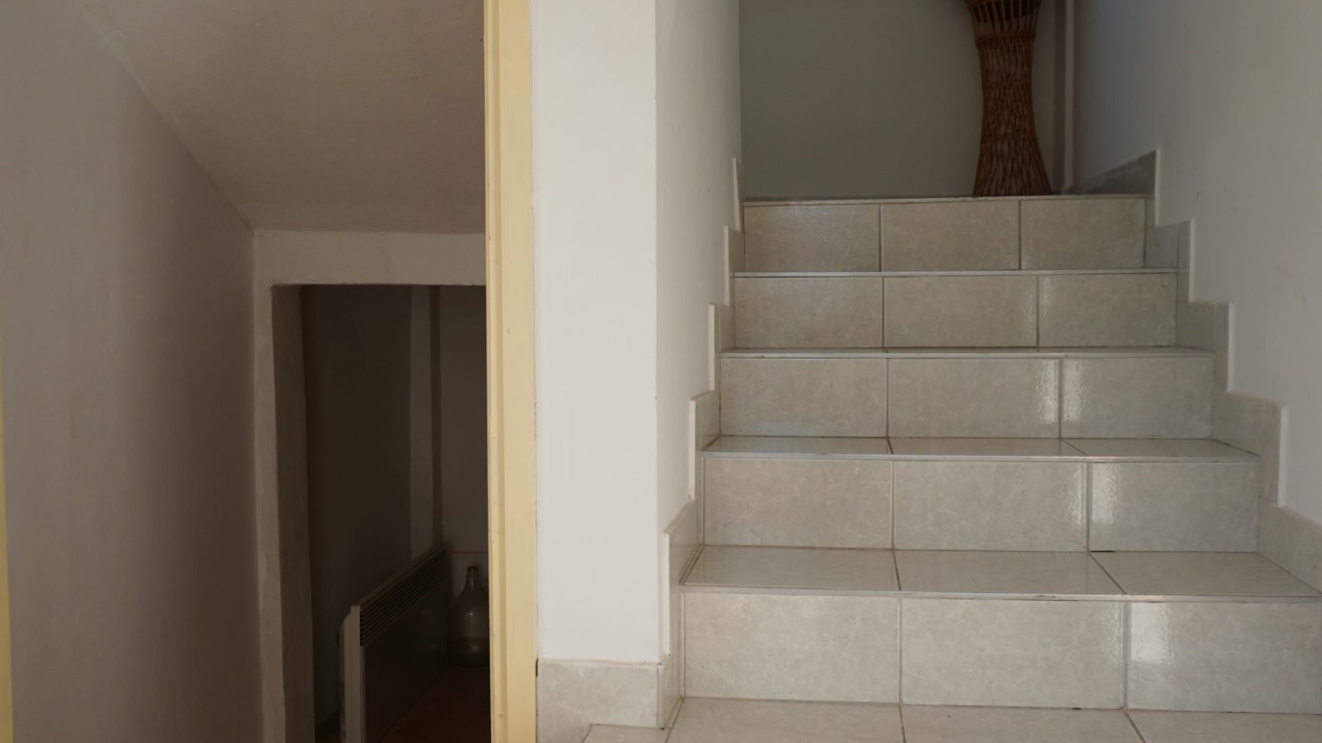 Unutarnje stepenice apartmanske kuće u Vodicama