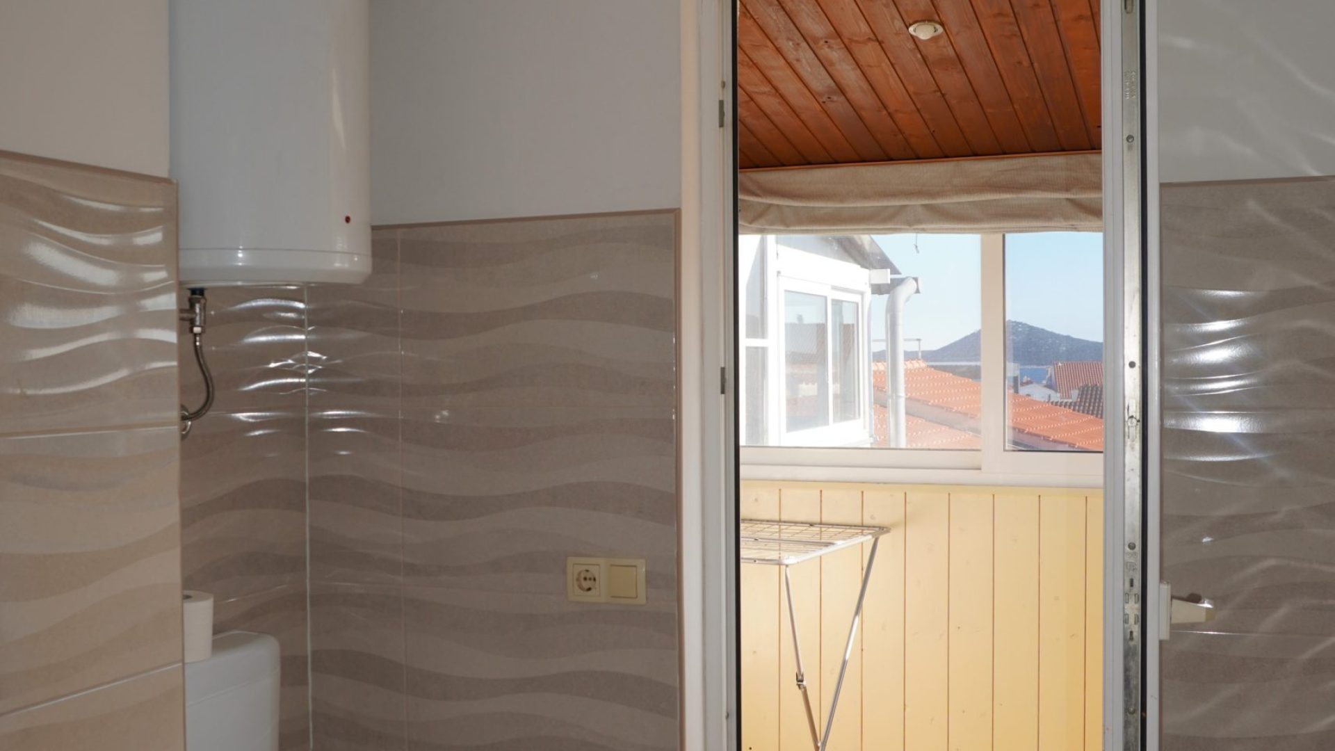 Moderna kupaonica s izlazom na balkon u Vodicama