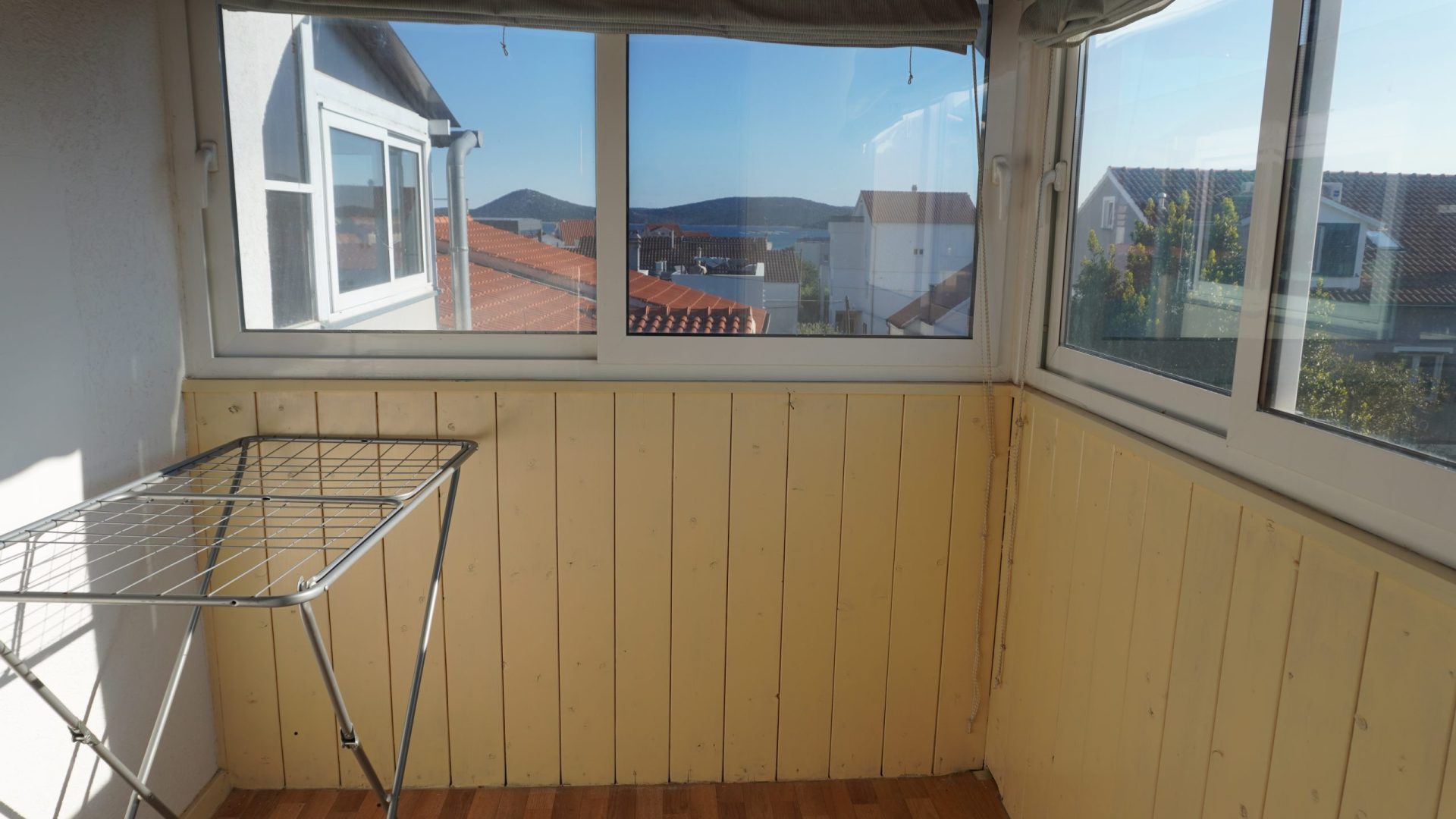 Zatvoreni balkon s pogledom na more u Vodicama