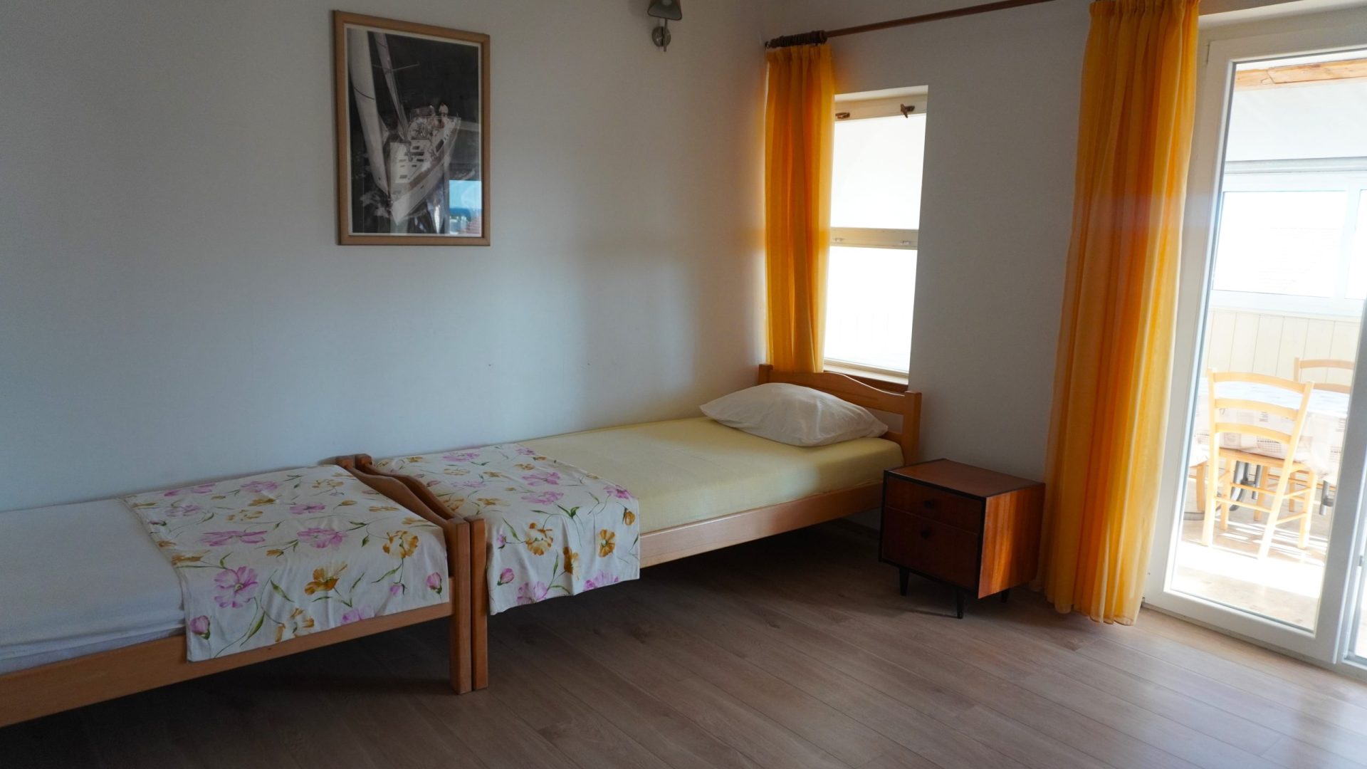 Spavaća soba s dva kreveta i izlazom na balkon