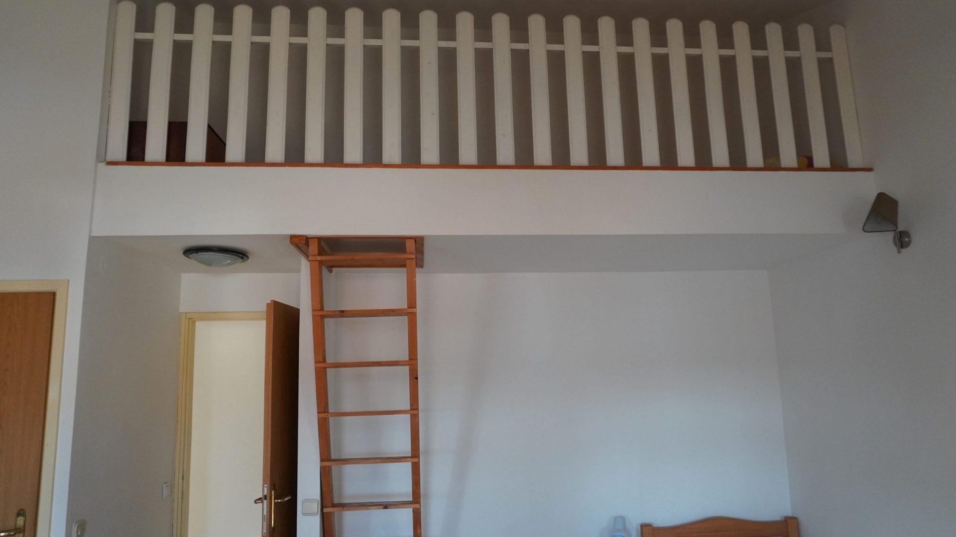 Galerija za spavanje iznad kreveta u apartmanu