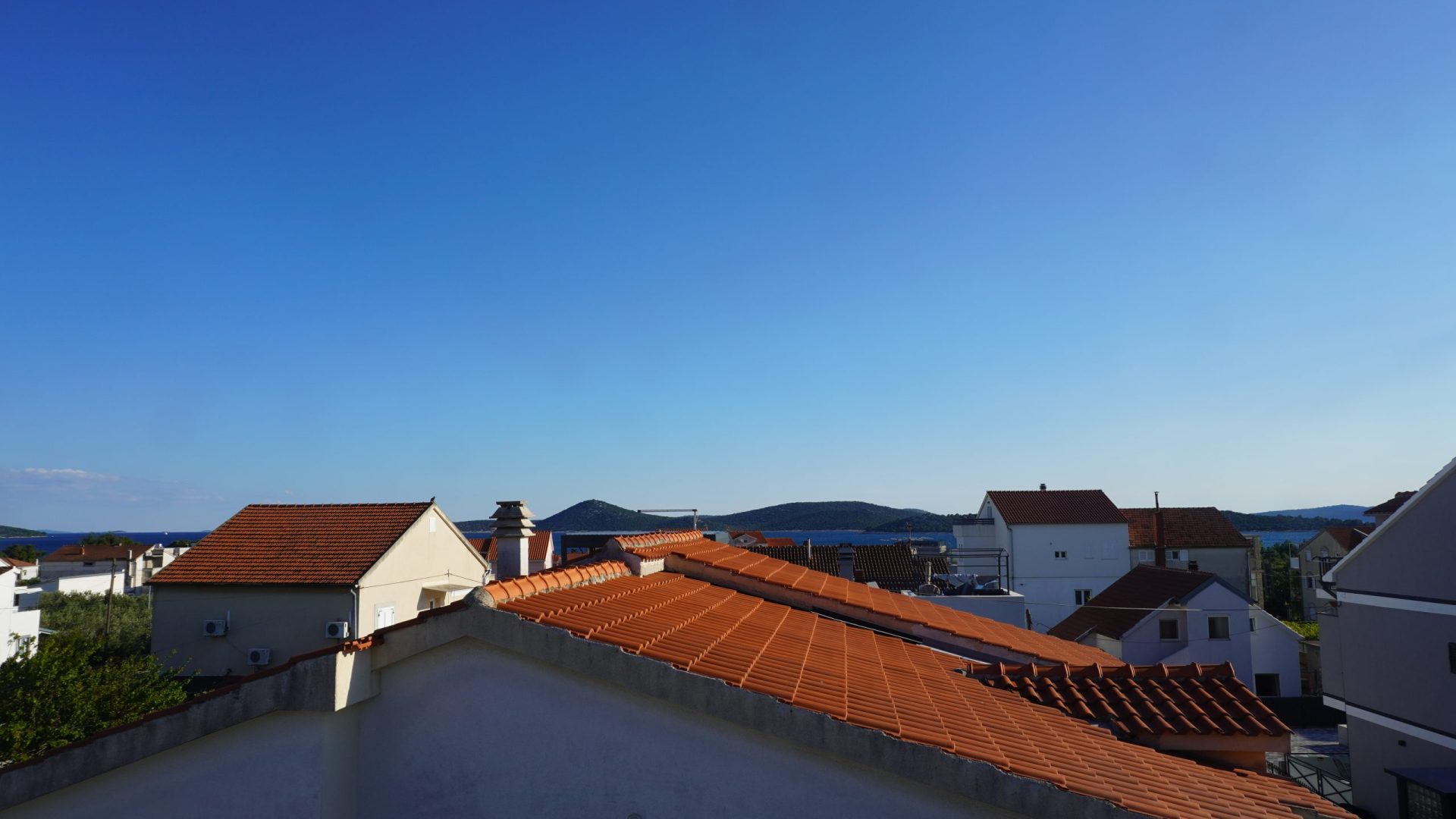 Pogled na more i krovove kuća iz apartmana