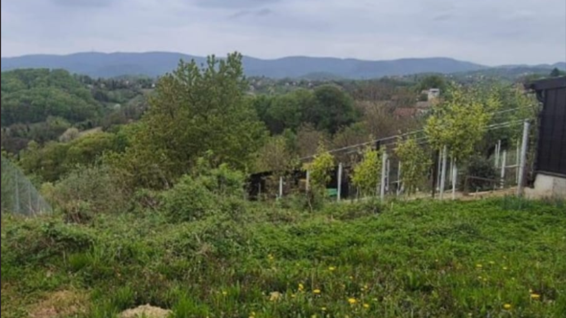 Pogled sa zemljišta prema zelenilu i Sljemenu