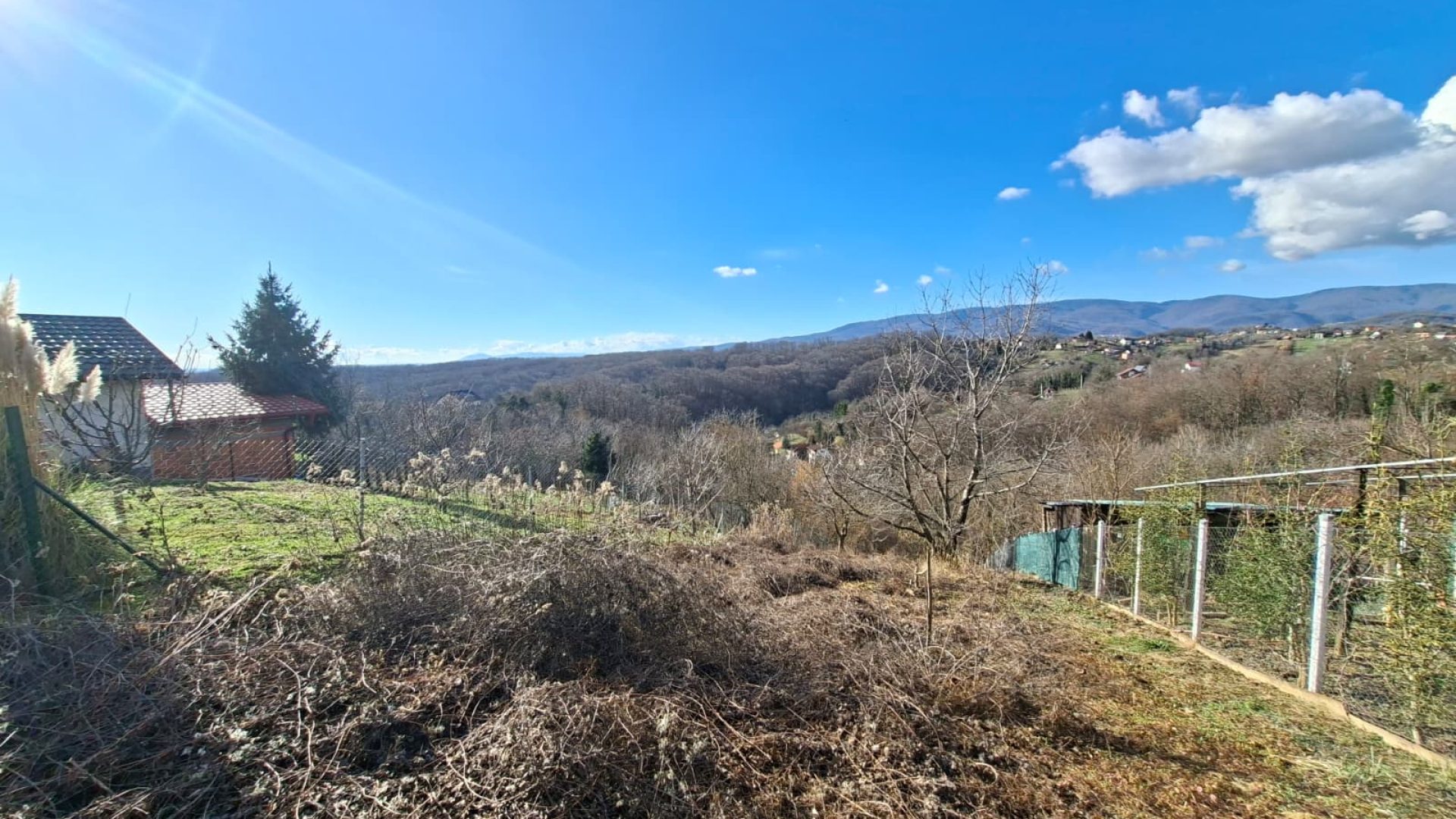 Široki pogled s građevinskog zemljišta prema okolnim brežuljcima