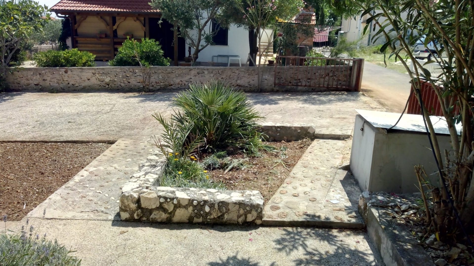 Uređeno ograđeno dvorište kuće na Viru