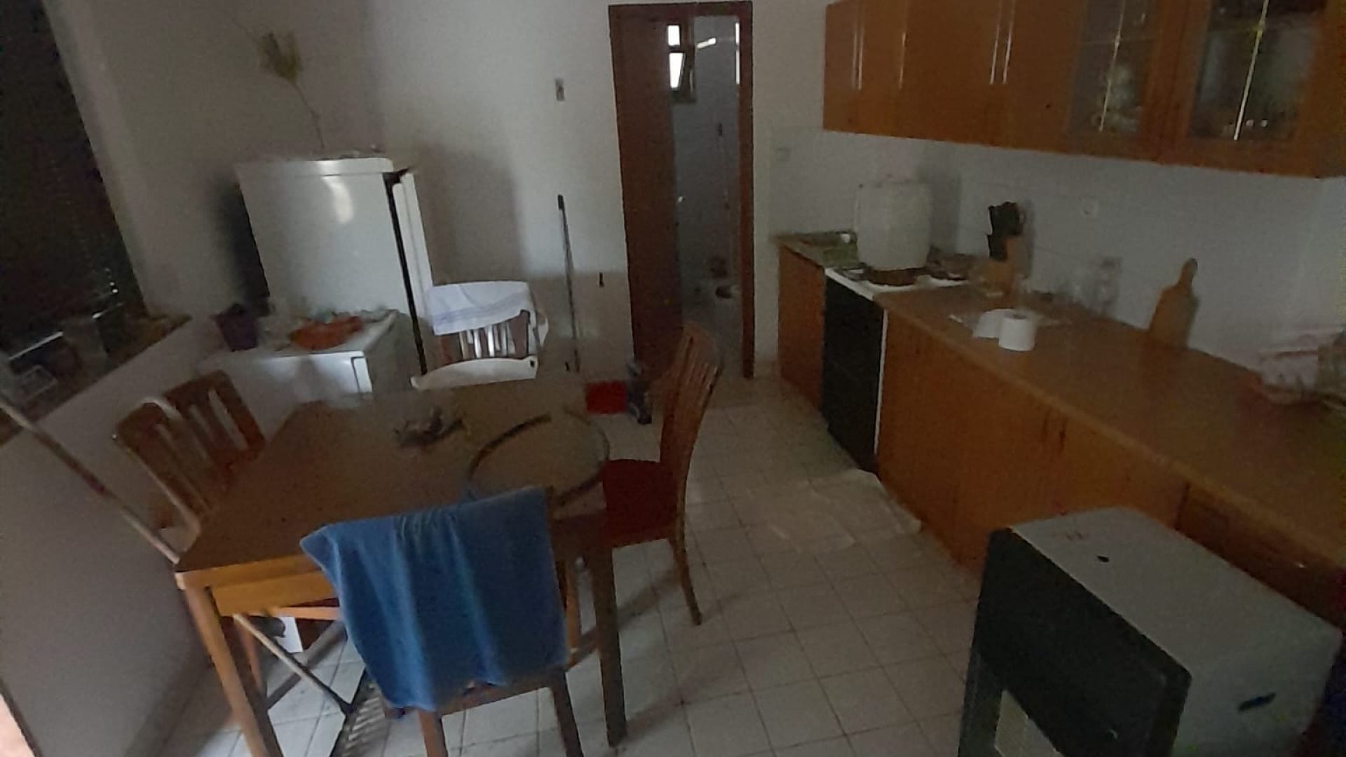 Kuhinja i blagovaonica s blagovaonskim stolom u kući na Viru