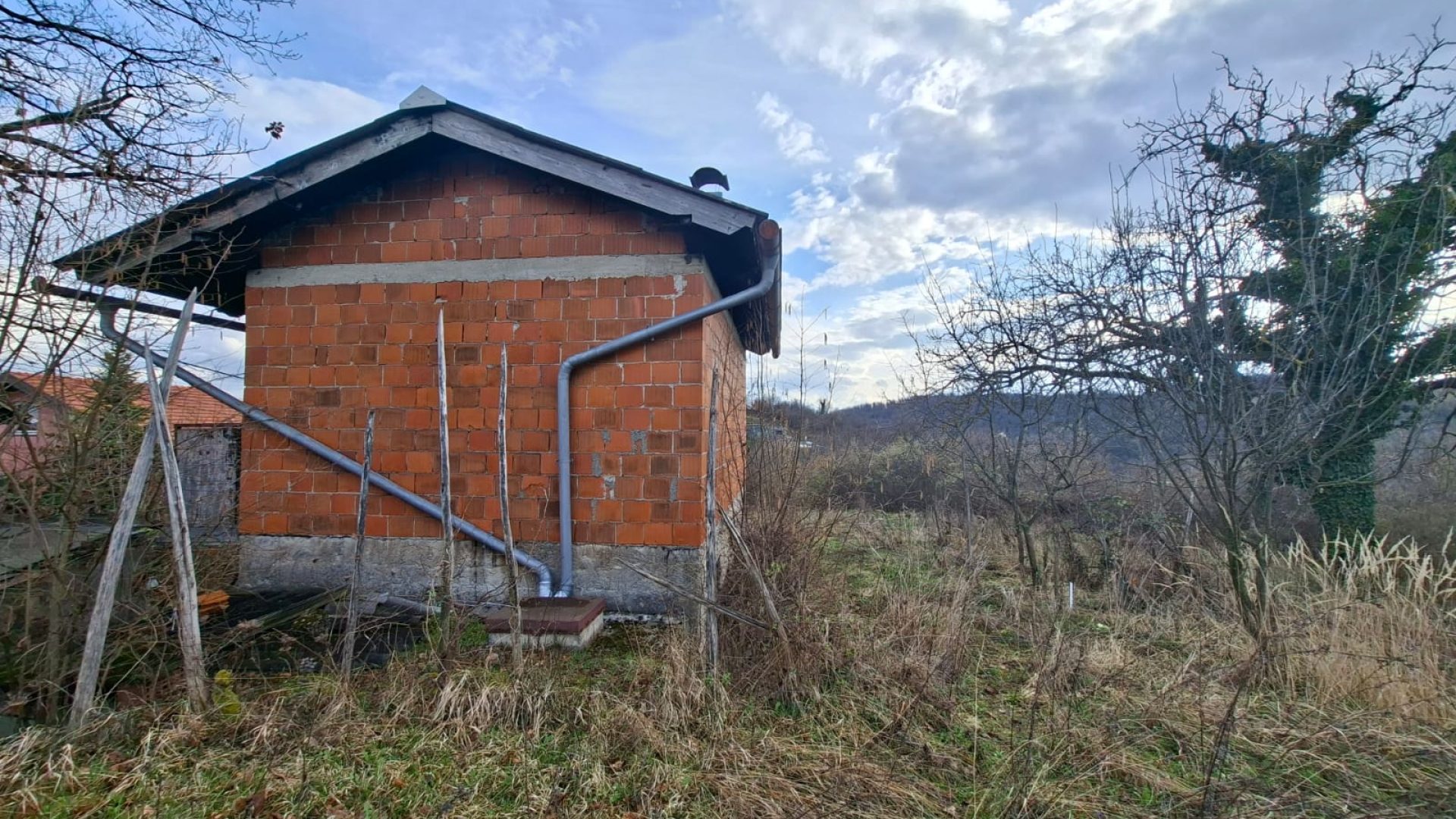 Stražnji pogled na vikendicu u Prekvršju