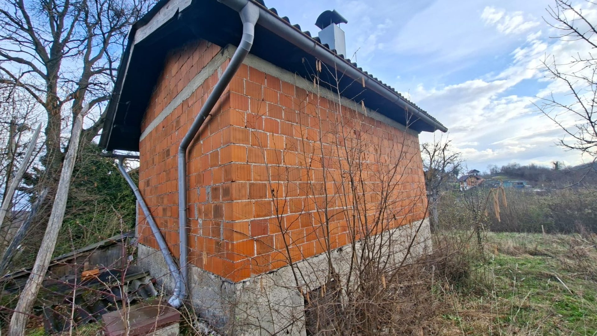Vanjski izgled vikendice u prirodnom okruženju