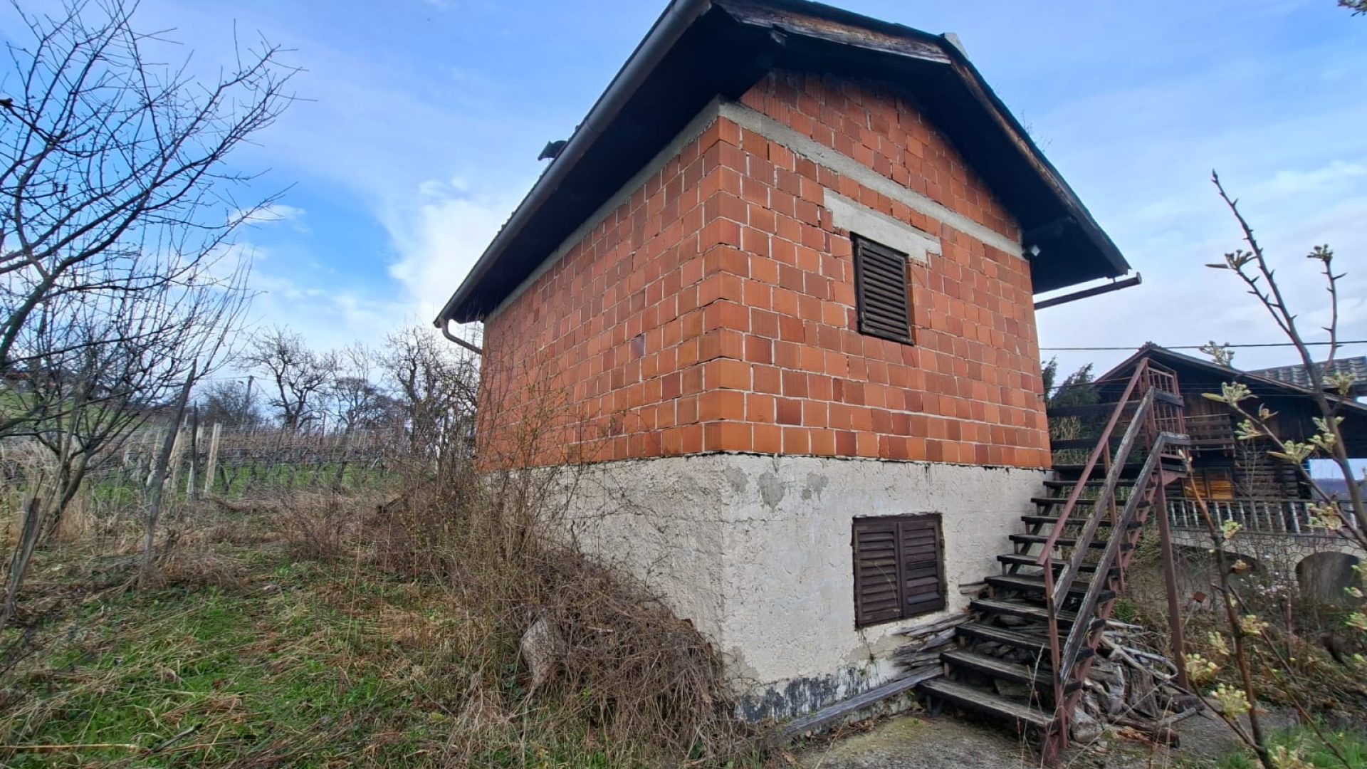Bočni pogled na vikendicu s vanjskim stepenicama u Prekvršju