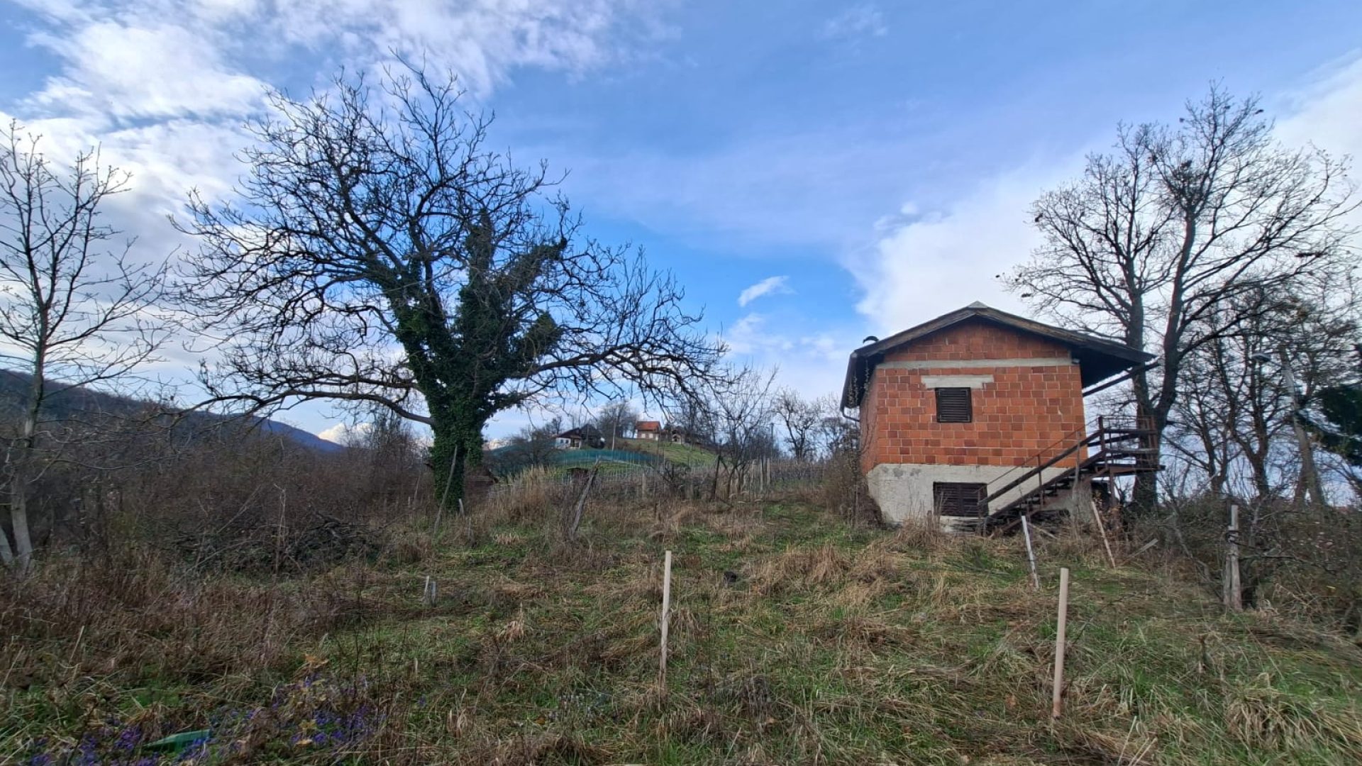 Pogled na vikendicu i zemljište u Prekvršju