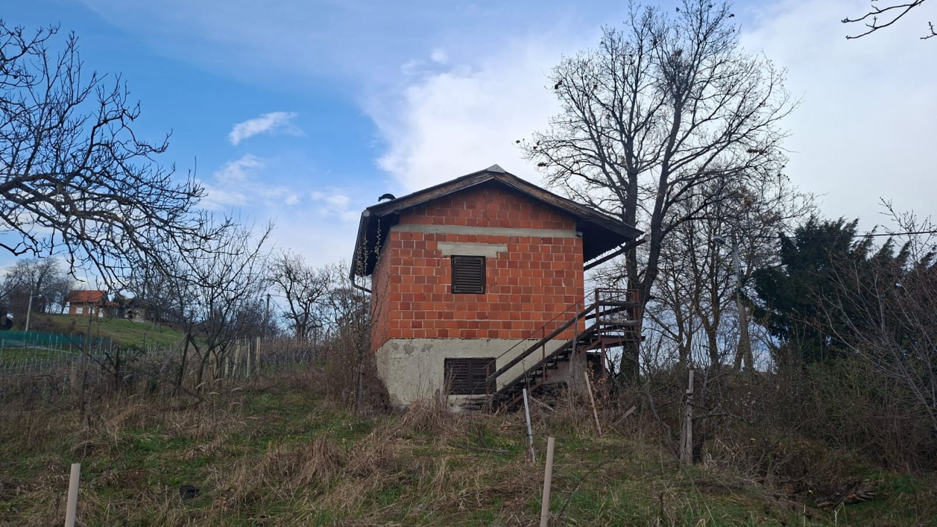 Prednji pogled na vikendicu s vanjskim stepenicama