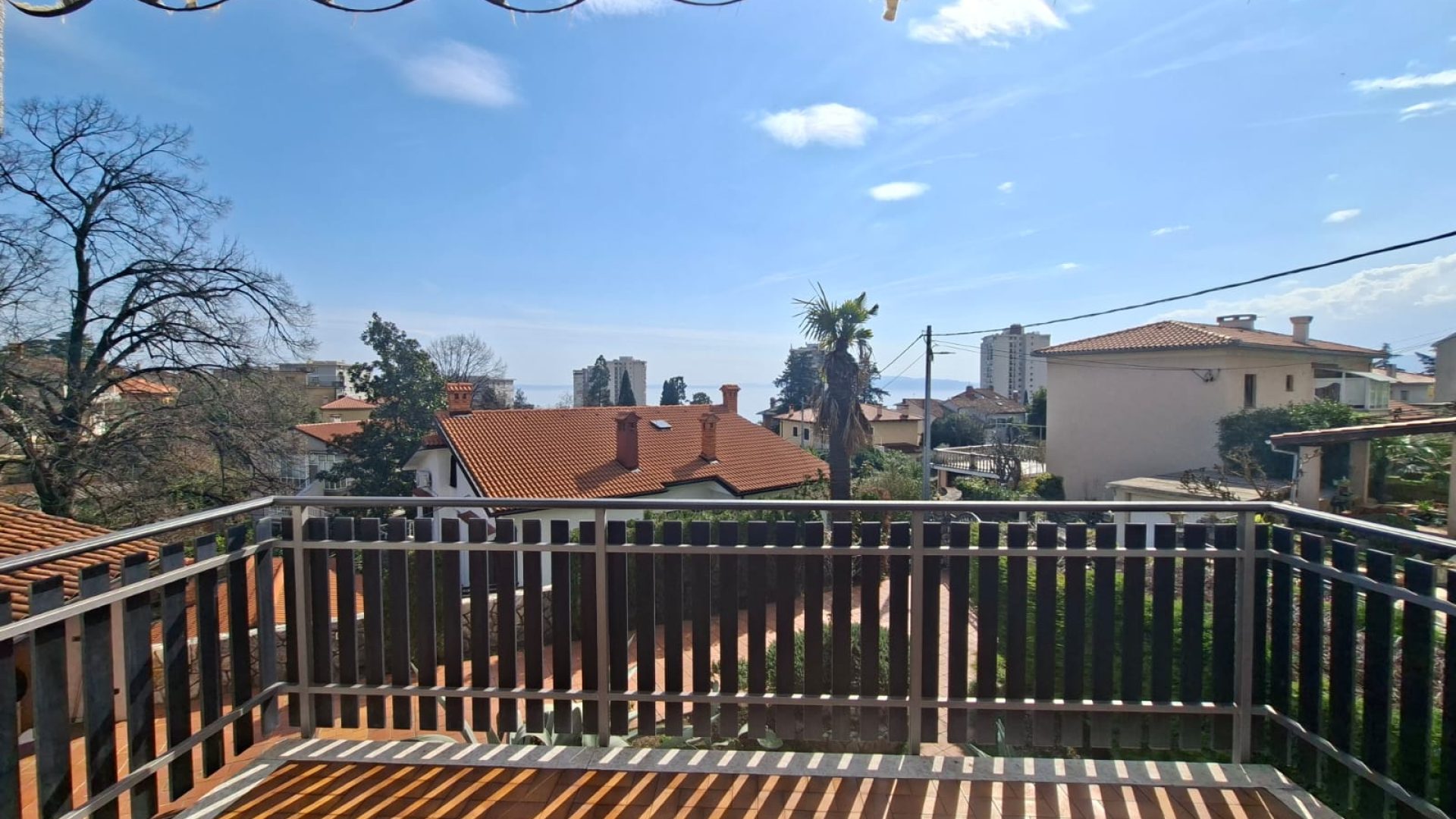 Balkon kuće s pogledom na more i okućnicu