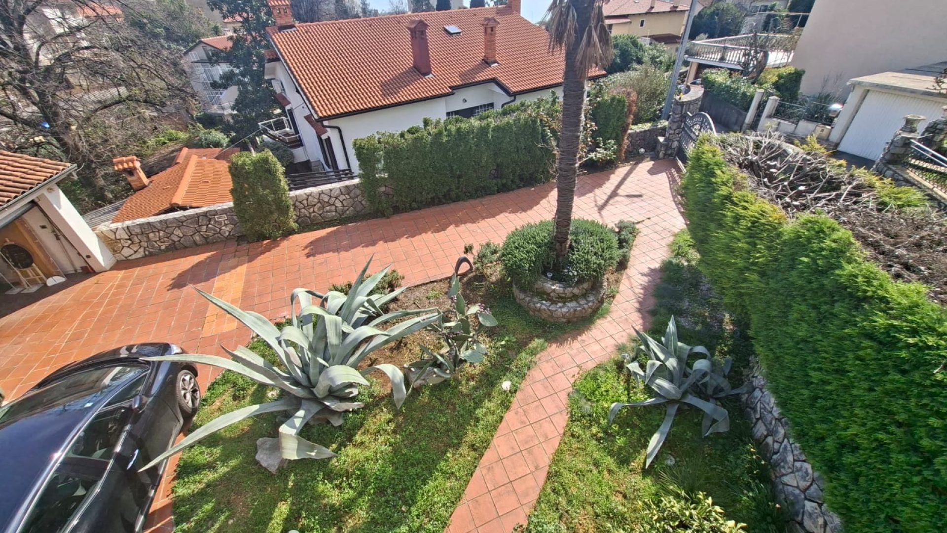 Pogled na uređenu okućnicu kuće na Donjem Zametu