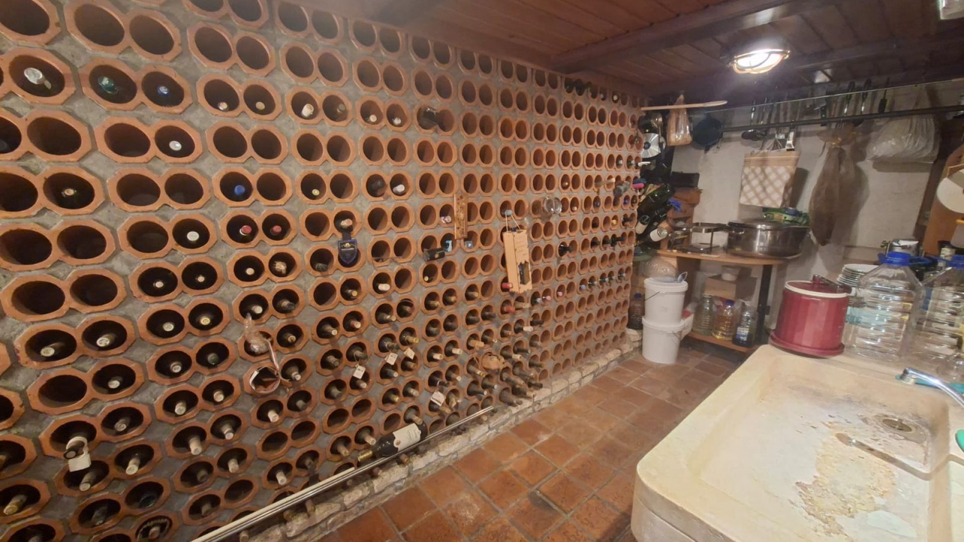 Vinski podrum s policama za vino u kući na Zametu