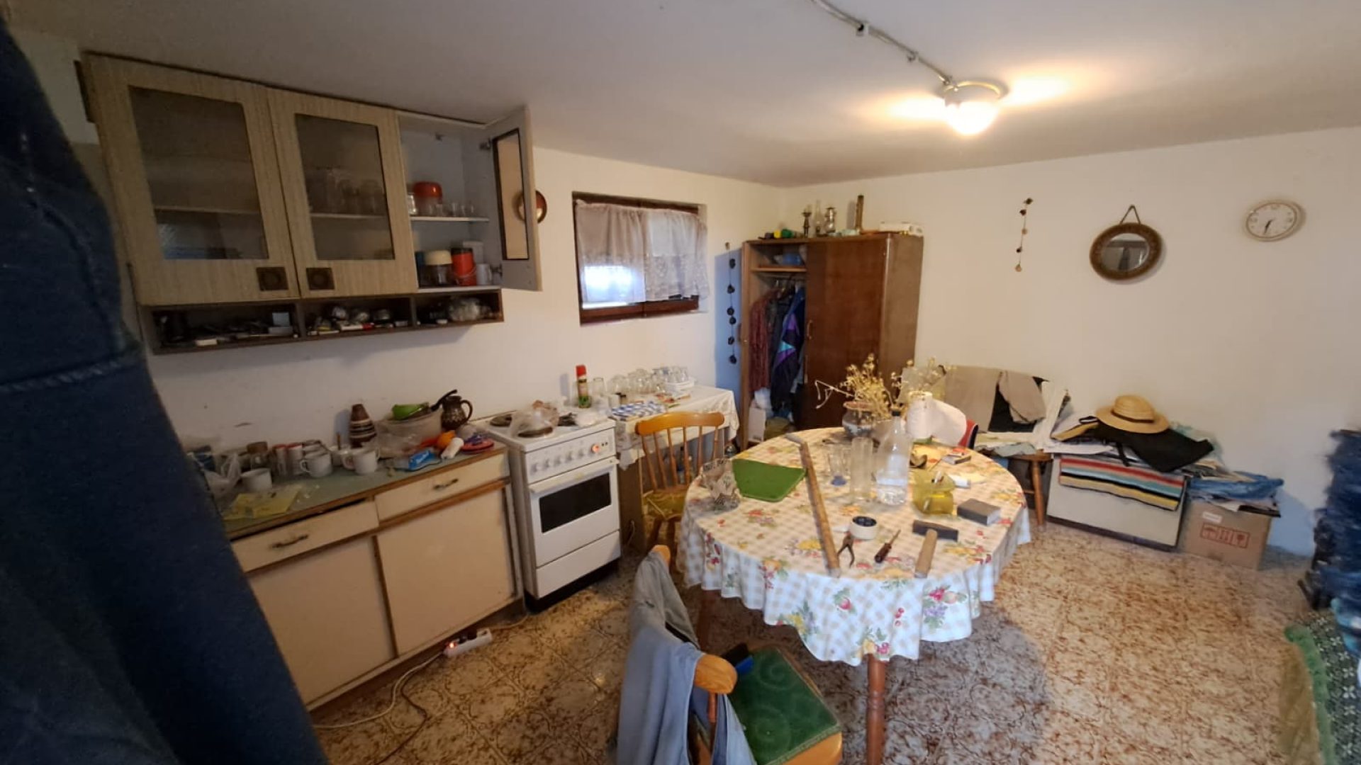 Dnevni boravak povezan s kuhinjom u vikendici