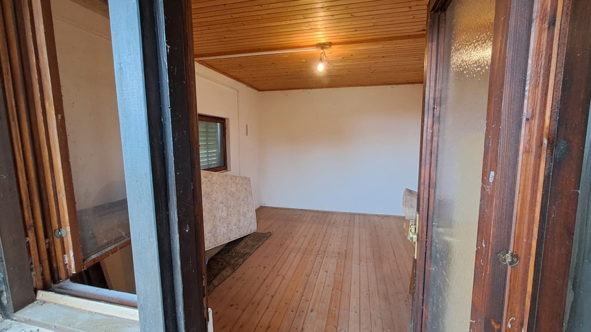 Ulaz u sobu na katu vikendice u Prekvršju