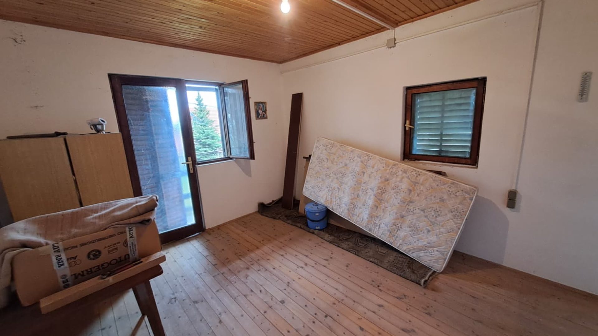 Druga soba u vikendici s izlazom prema balkonu