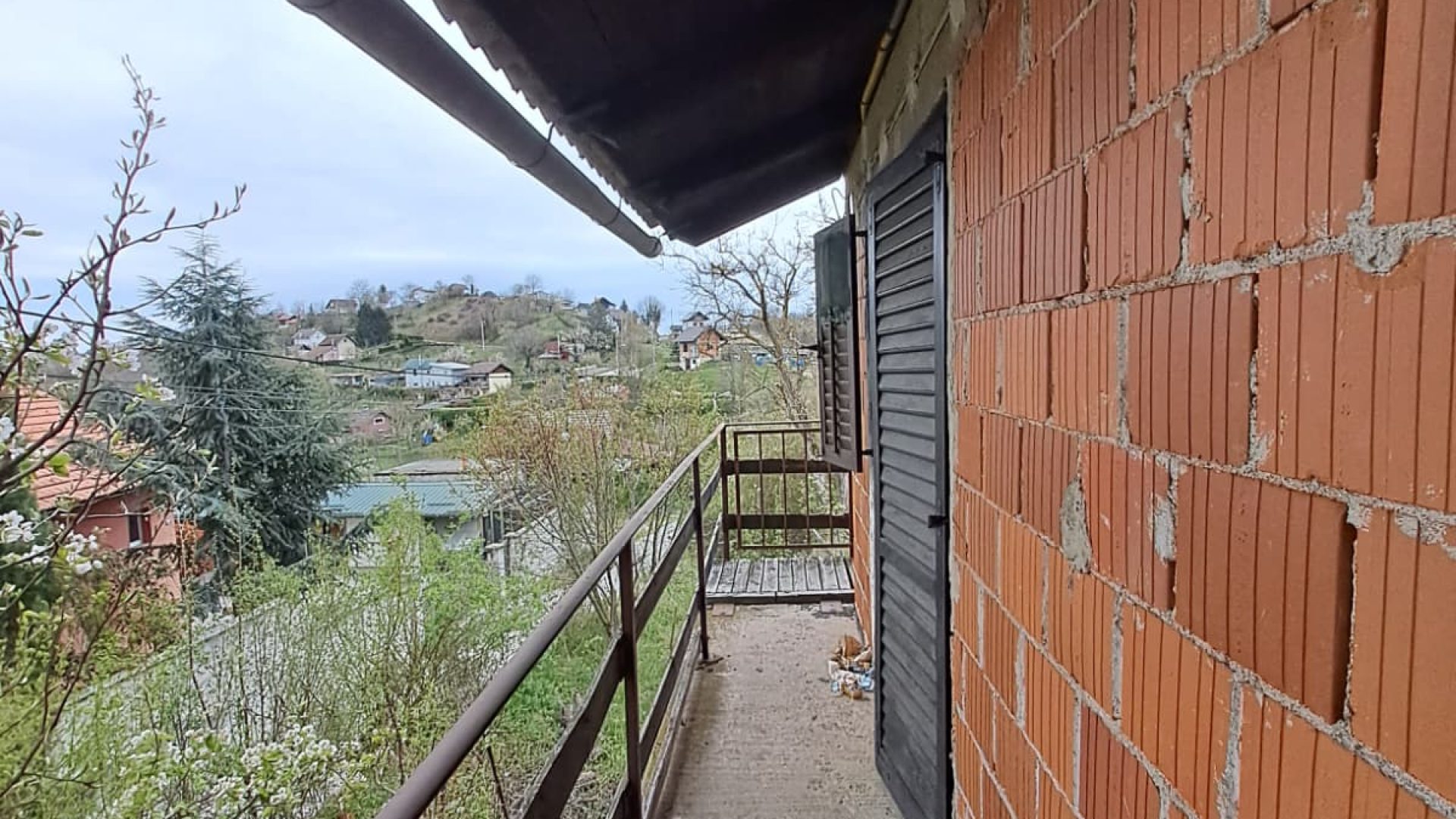 Balkon vikendice s pogledom na prirodu i okolinu