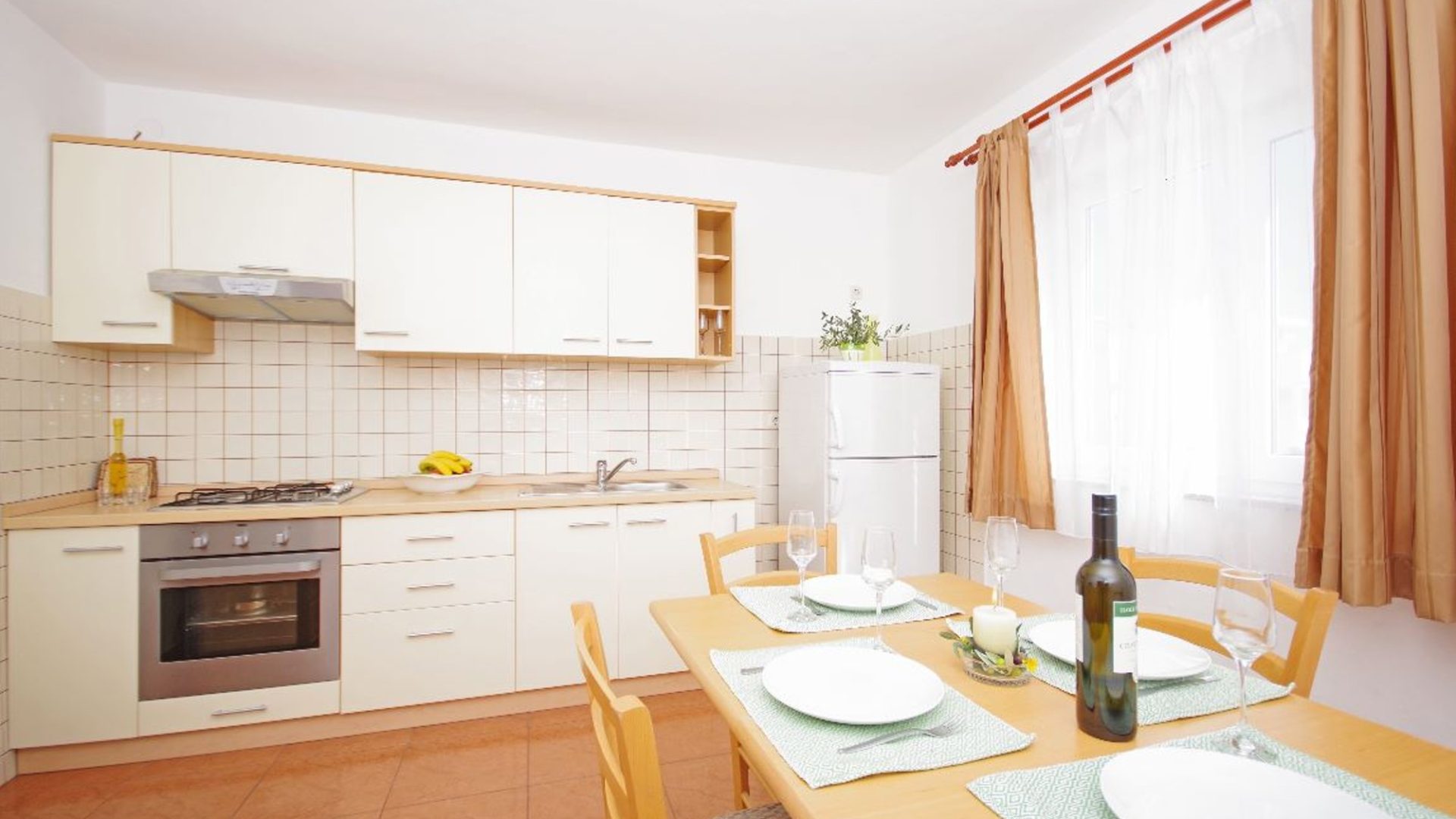 Kuhinja i blagovaonica apartmana u kući za turistički najam