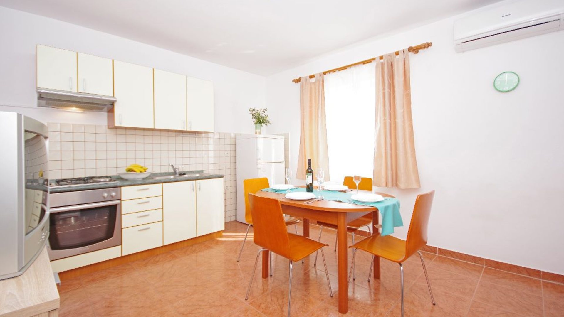 Dnevni prostor apartmana s kuhinjom i blagovaonicom u Novalji