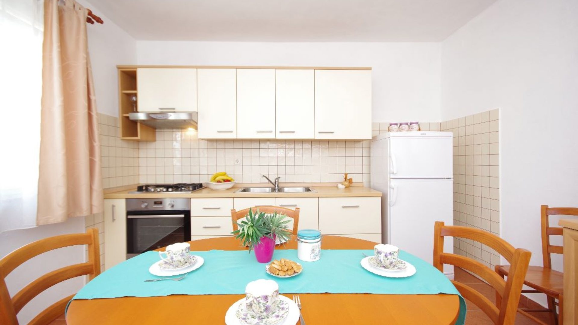 Opremljena kuhinja apartmana u Novalji