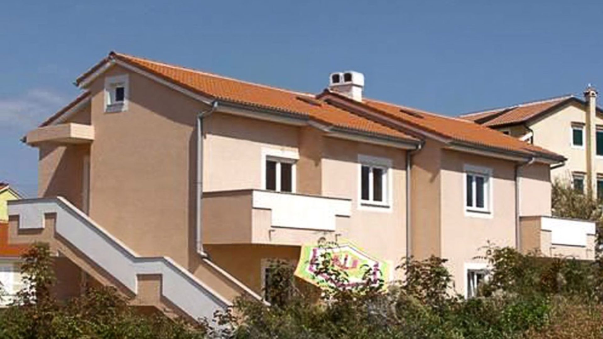 Apartmanska kuća u Novalji s četiri apartmana
