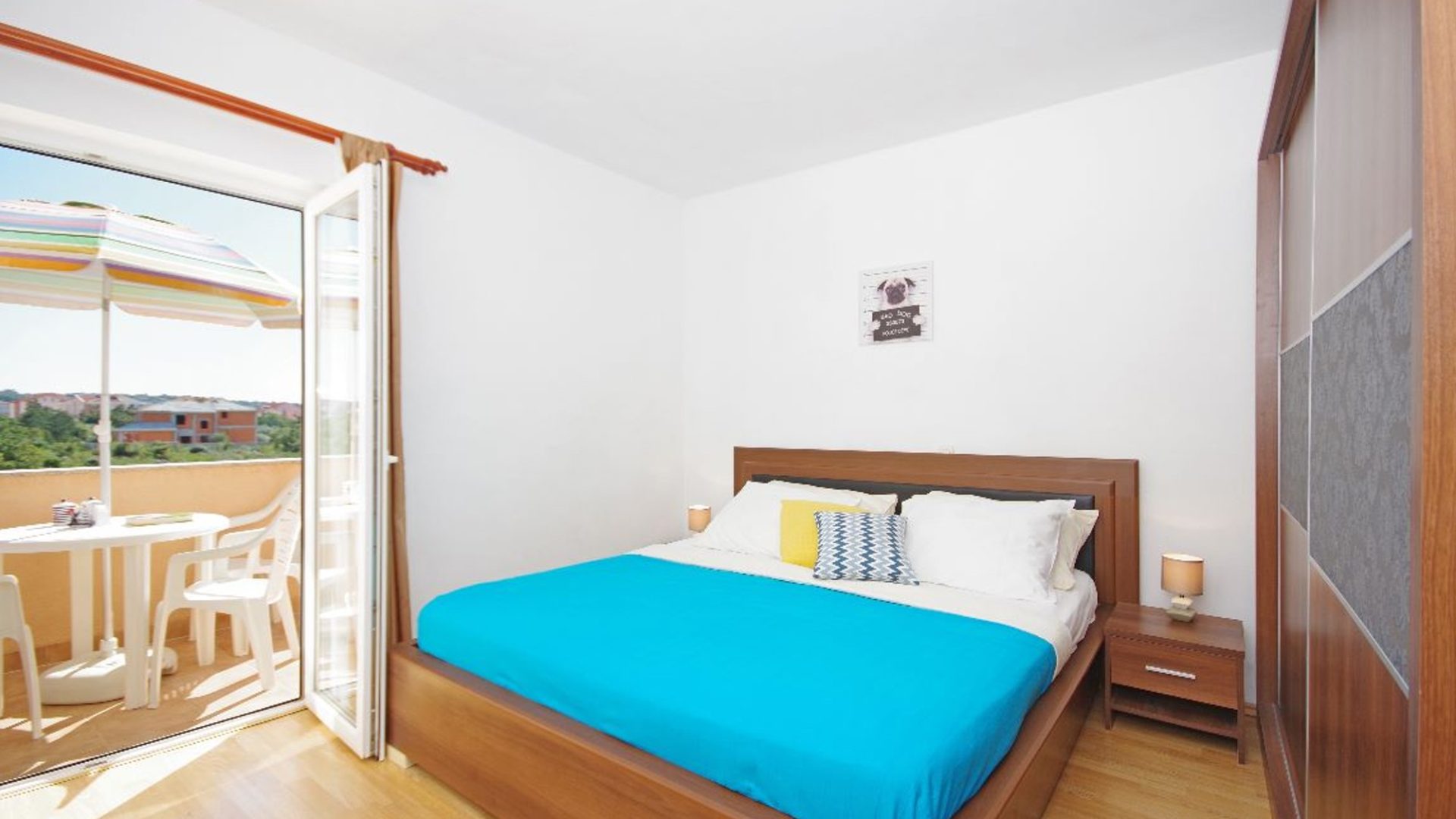 Spavaća soba apartmana s balkonom i bračnim krevetom