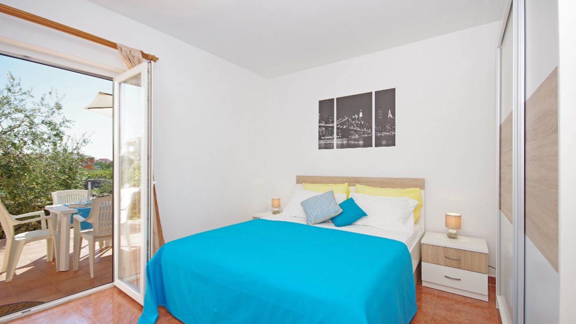 Spavaća soba apartmana s izlazom na terasu u Novalji