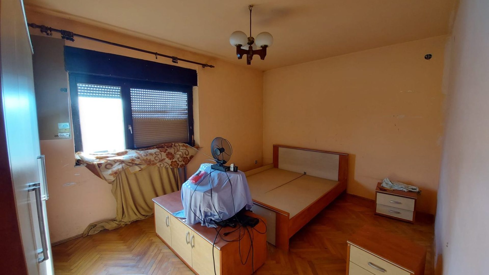 Spavaća soba u stanu na prvom katu kuće za najam u Novakima
