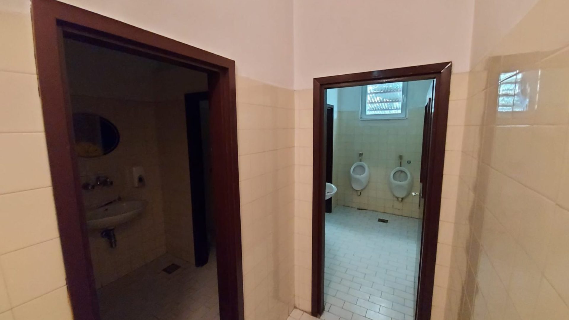 Sanitarni čvor u prizemlju poslovnog dijela kuće u Novakima