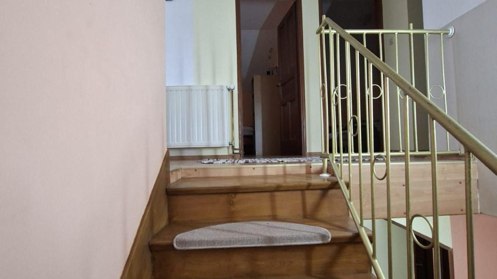 Unutarnje stepenište koje vodi na kat kuće