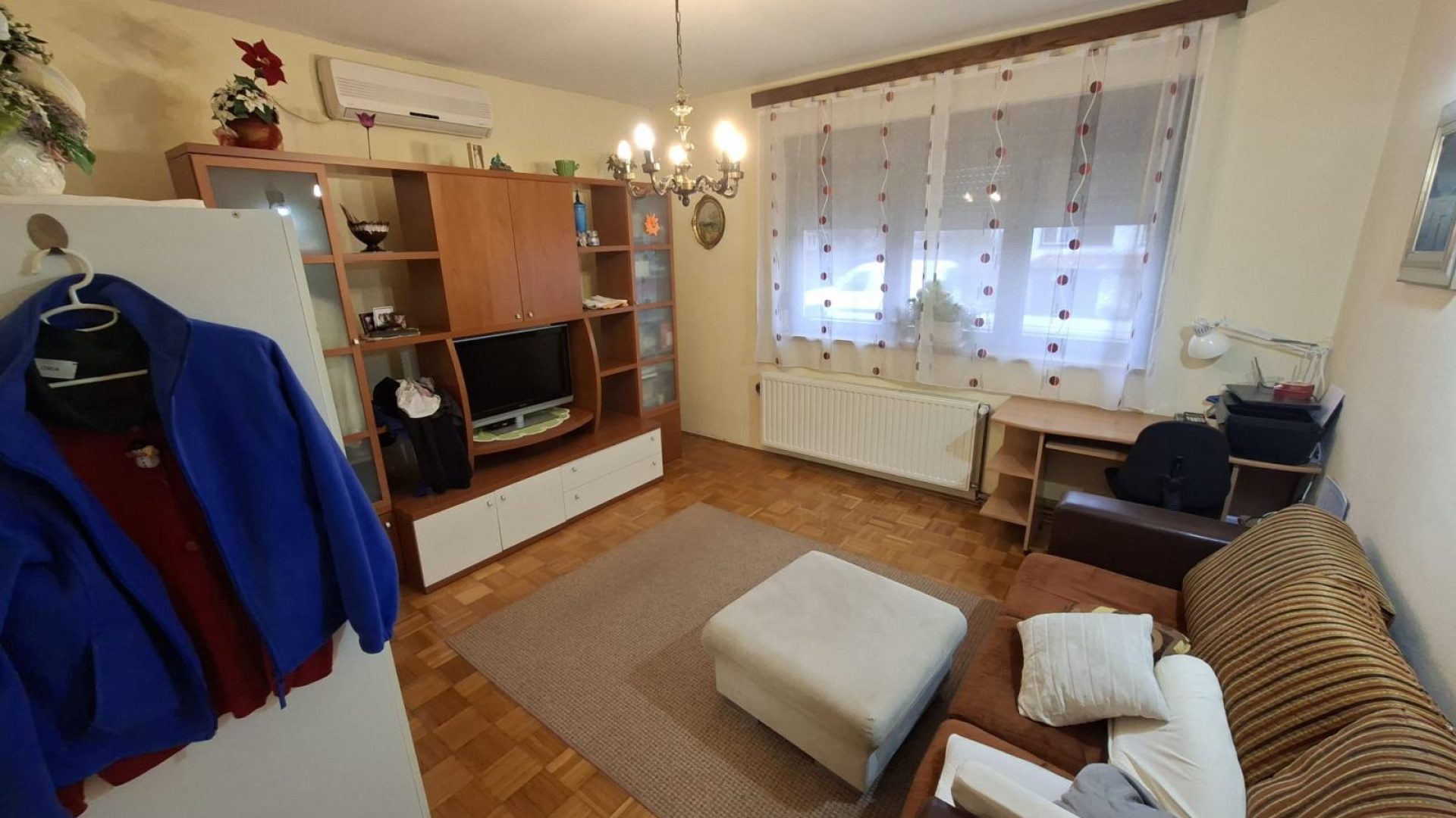 Dnevni boravak obiteljske kuće u Petrinji