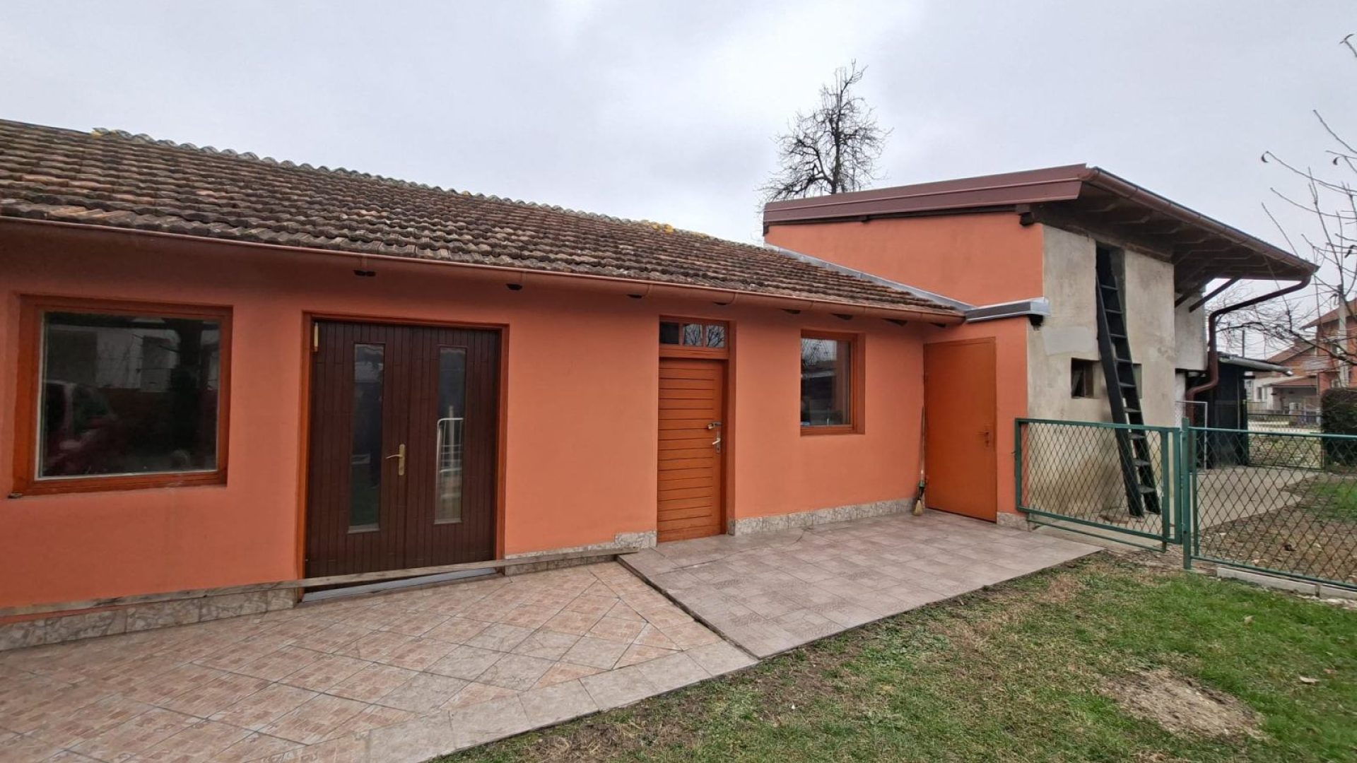 Stražnji dio kuće i pomoćni objekt u Petrinji