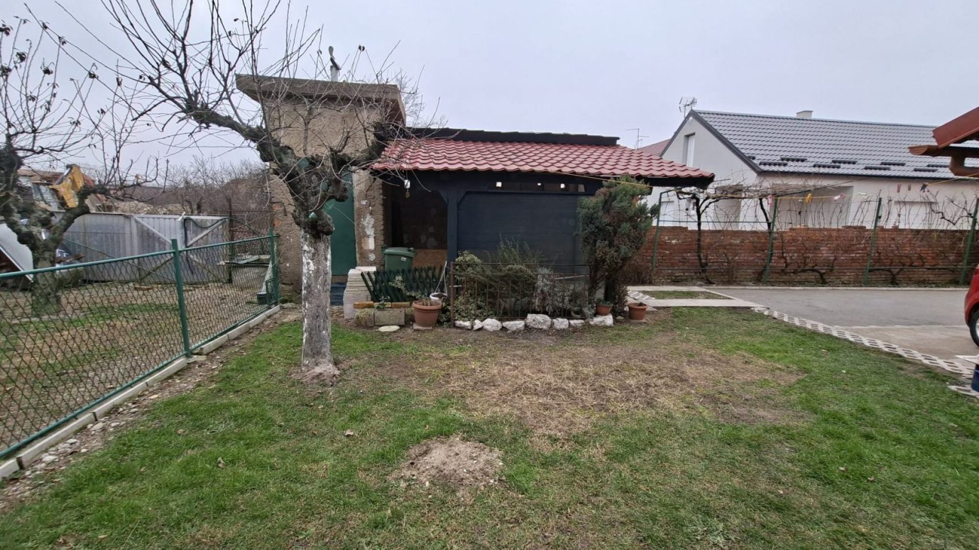 Uređeno dvorište obiteljske kuće u Petrinji